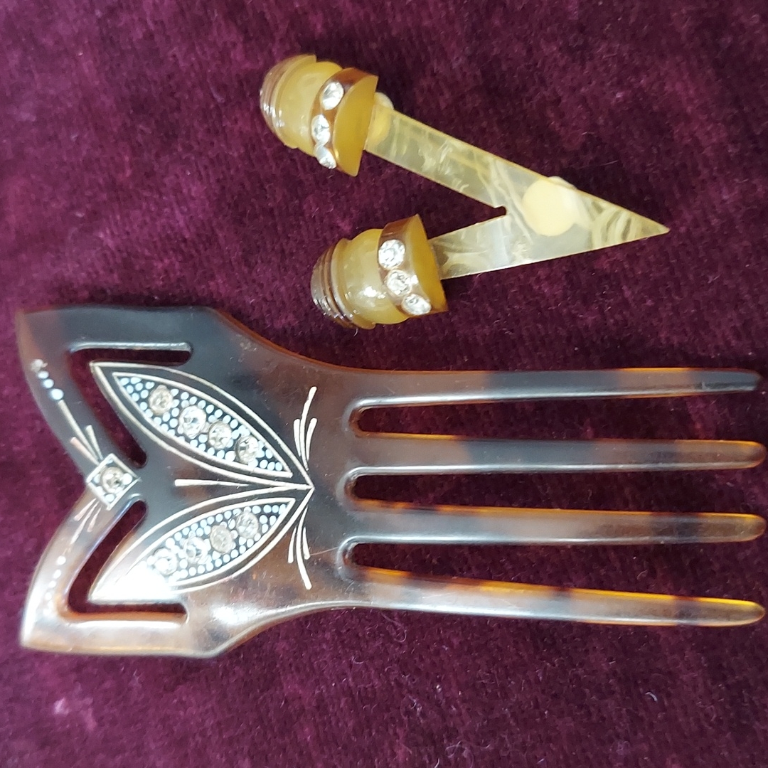 Bakelite Lot (Comb & Brooch)